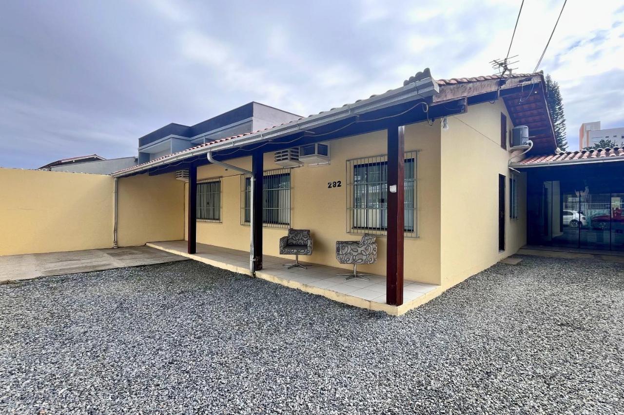 Casa 230m Praia | 4 Quartos | Ar+Wi-Fi |12pessoas| - B&B Navegantes