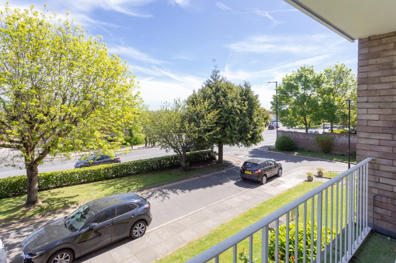 2-Bed spacious Flat-2-minute walk to tube station - B&B East Barnet