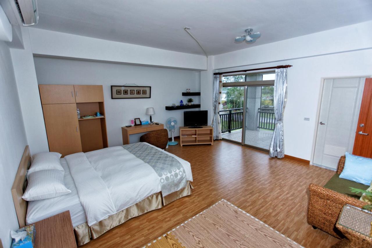 Zimmer mit Kingsize-Bett und Balkon
