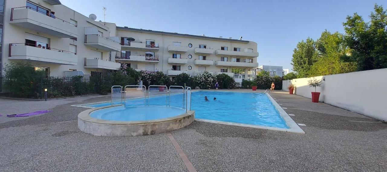 Apartment with Balcony & Pool in La Rochelle - Bed and Breakfast La Rochelle