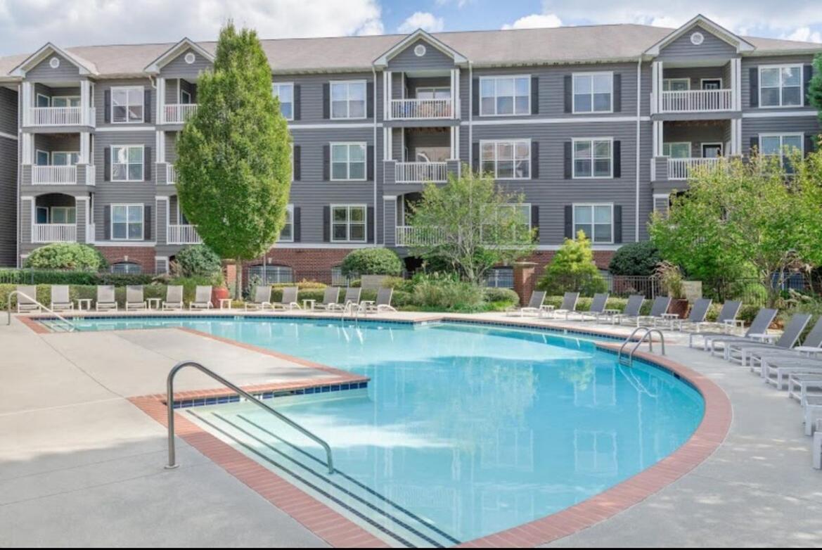 Chic Blue Apt w Patio - 10 mins from Lenox Mall - B&B Atlanta