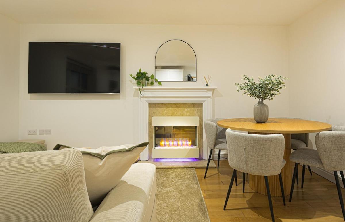 Newly Refurbished - 2 Bed Property - Sleeps upto 6 - Chambres d'hôtes Newton-le-Willows