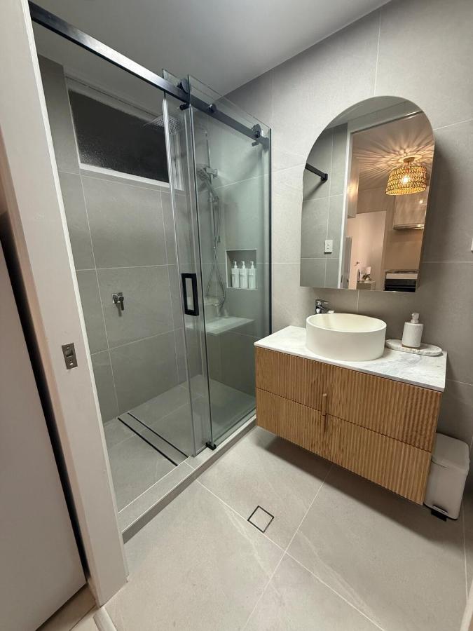 Sandy Lodge Steps to Beach Ocean Views Sleeps 6 AC WiFi Linen provided - B&B Burrum Heads