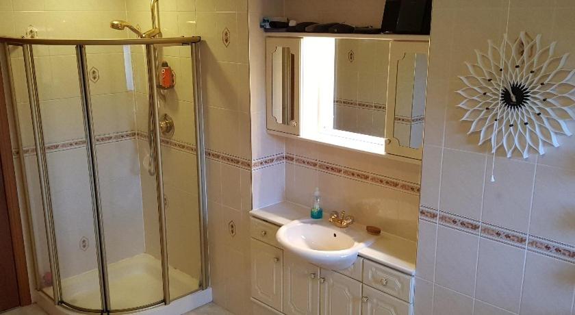 Tweepersoonskamer met een Eigen Externe Badkamer