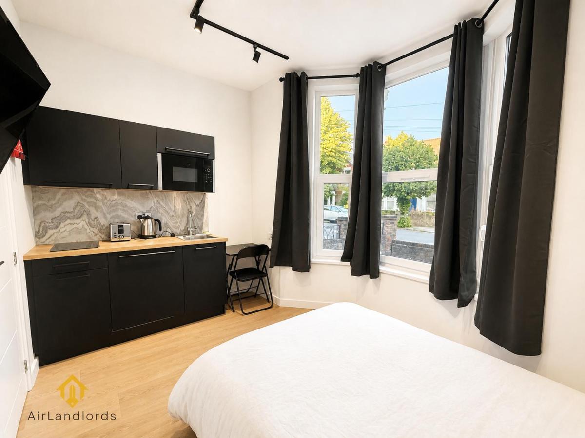 Central Studio in the Heart of Hounslow! - B&B Hounslow
