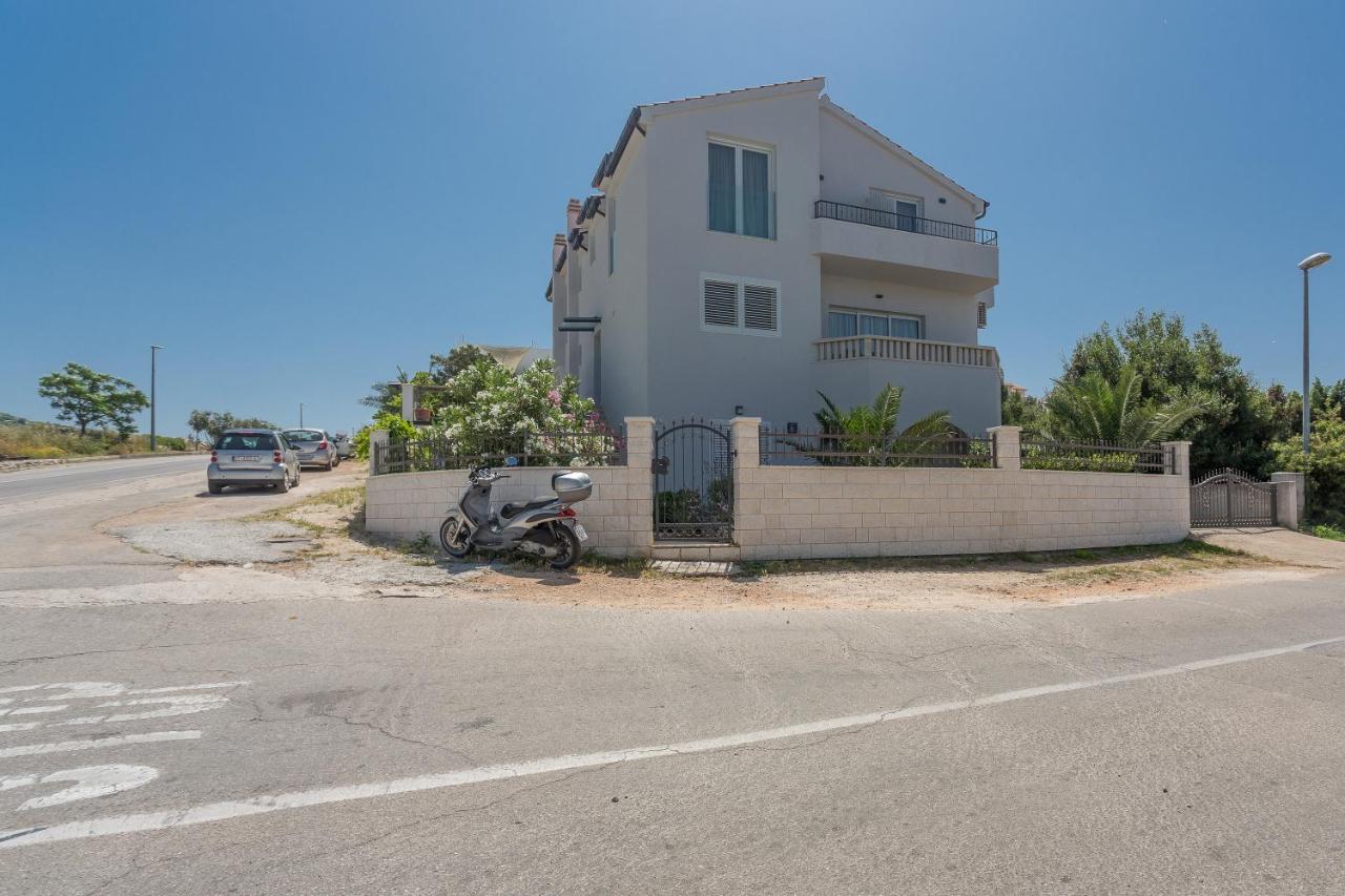 Black and White Spacious Apartment - Ferienwohnung Hvar