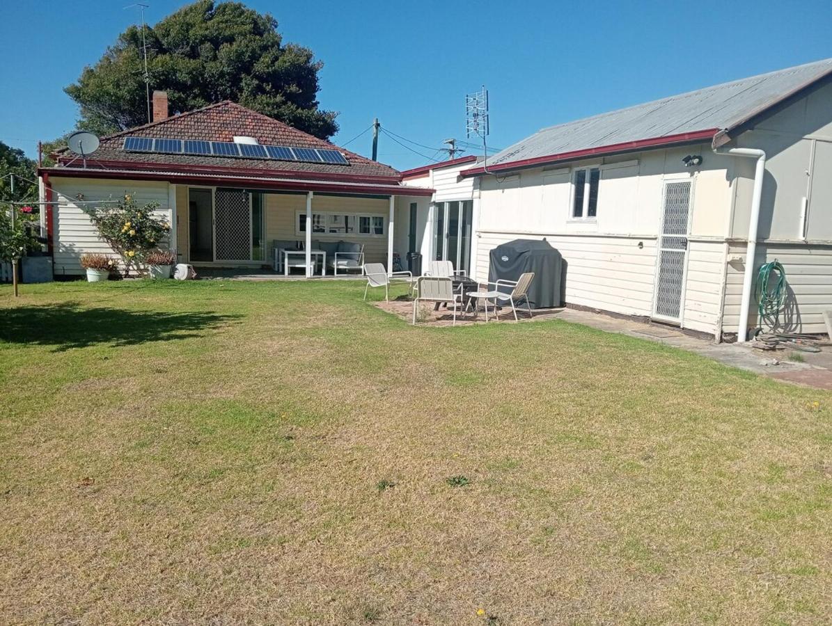 Driftwood Beach House, Walk to Beach Pet Friendly - B&B Lakes Entrance