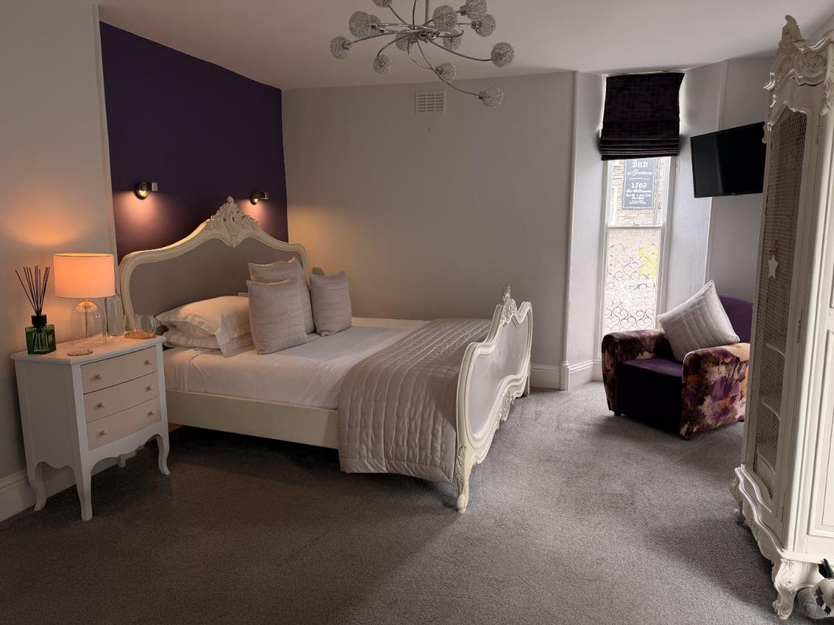 Zimmer mit Kingsize-Bett und Balkon
