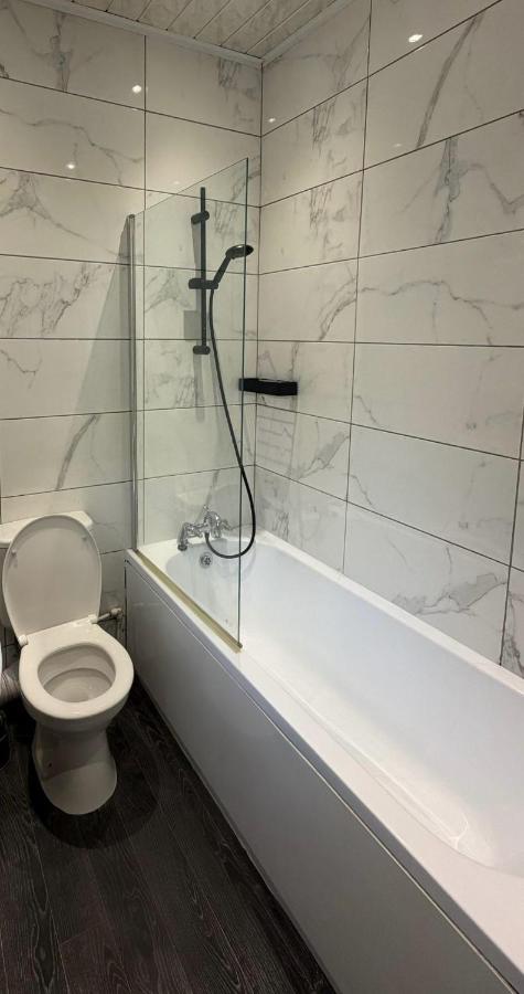 Central 2 Bed House - B&B Huddersfield