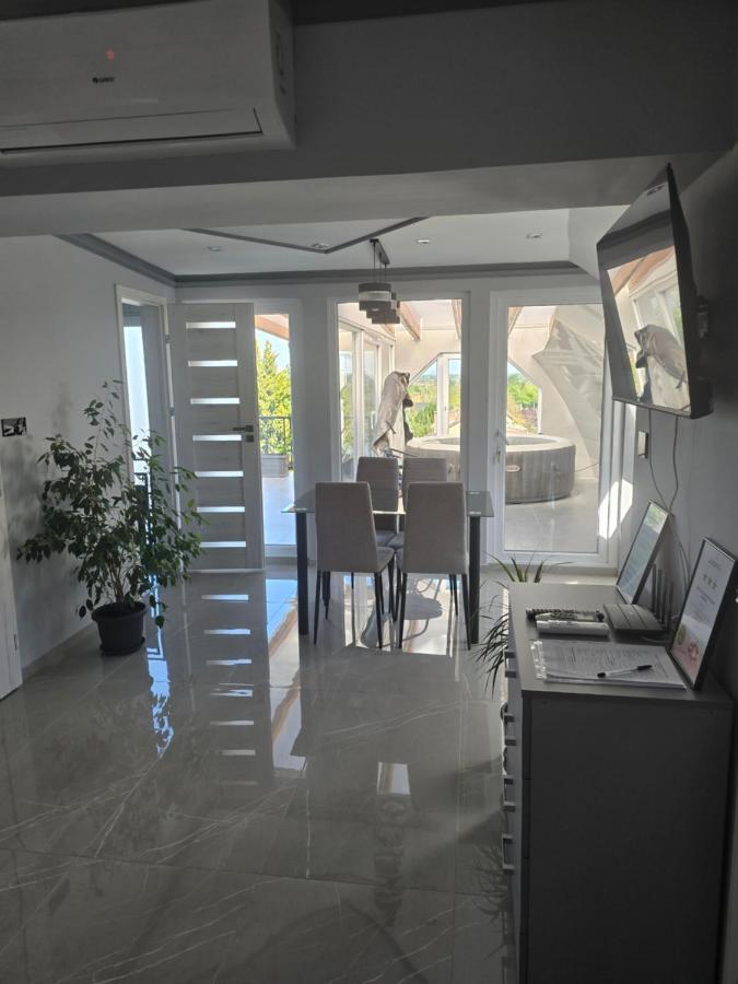 White House Apartman Miskolc,Penthouse - B&B Miskolc
