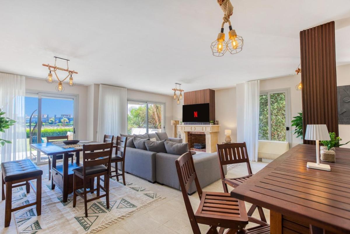 Elegant 4BR Villa with Private Garden & Golf Views - B&B Al ‘Ayn as Sukhnah