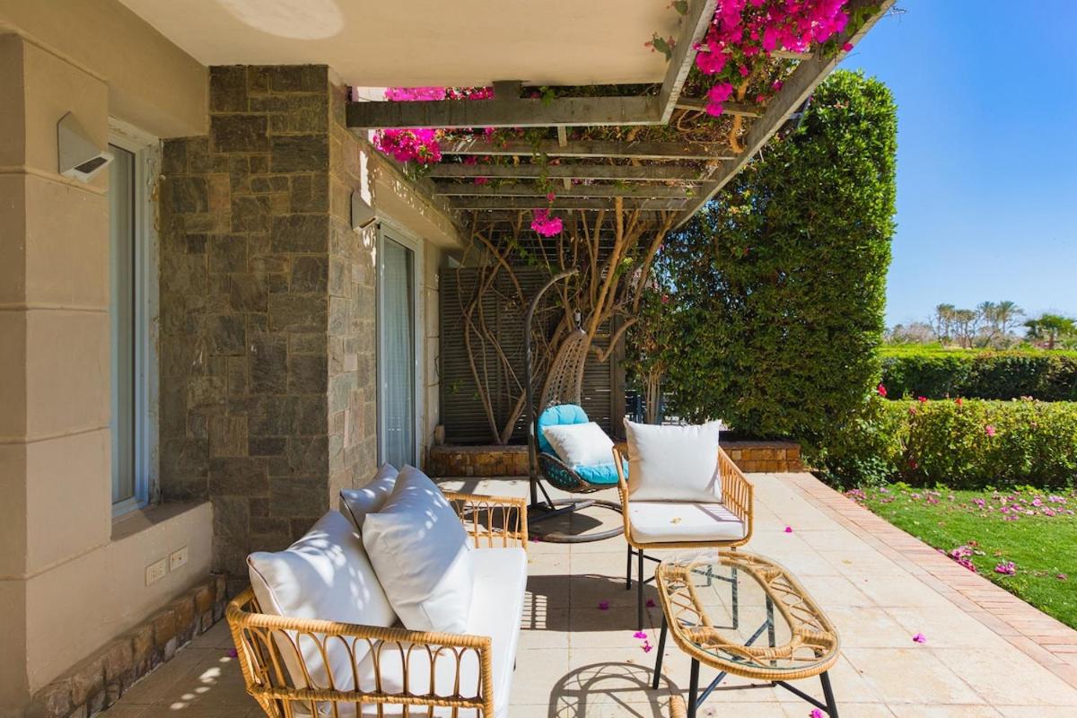 Elegant 4BR Villa with Private Garden & Golf Views - B&B Al ‘Ayn as Sukhnah