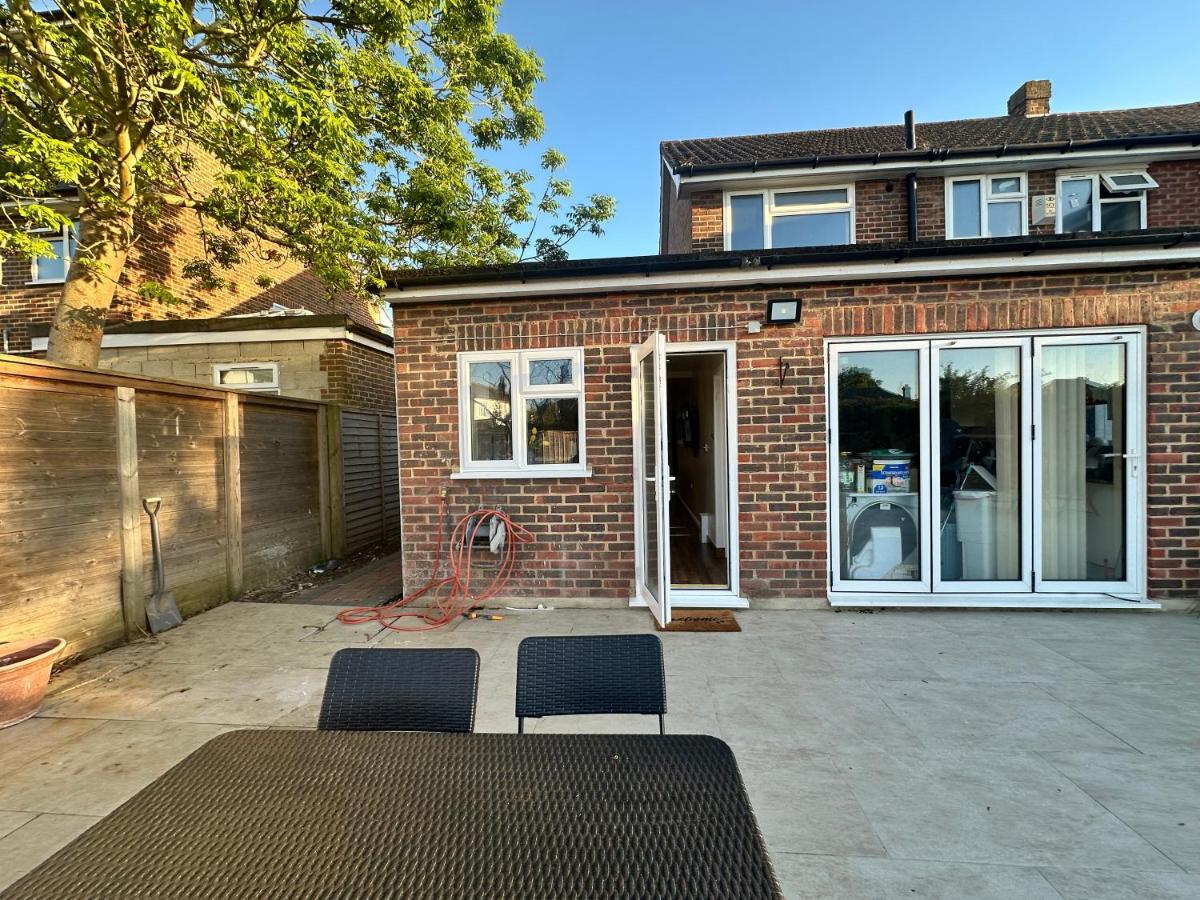 Modern 1BR Flat, Parking , Garden, Sleeps 4 - Chambres d'hôtes Bromley
