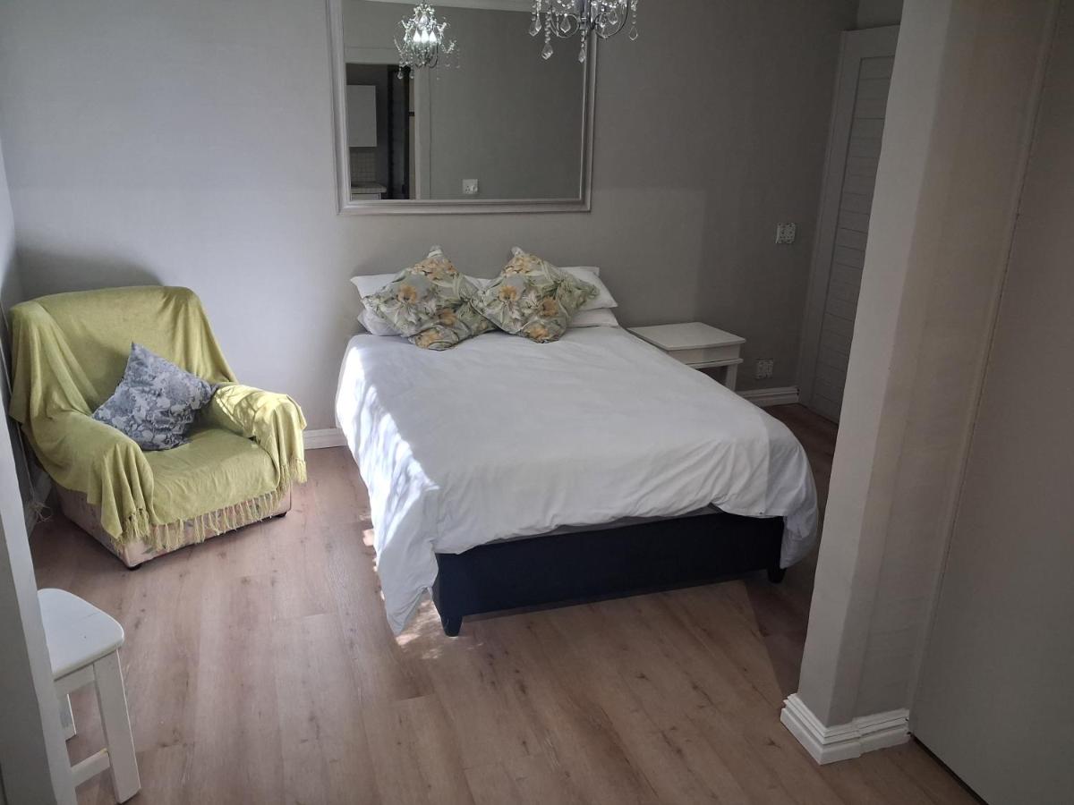 Backpackers Budget Room Somerset West - B&B Somerset West