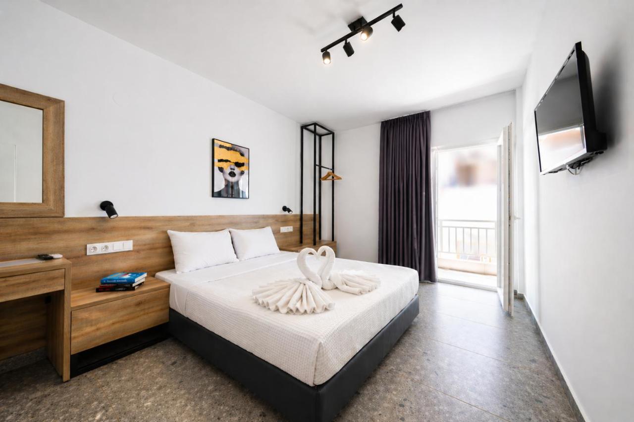 Deluxe Double Room with Side Sea View