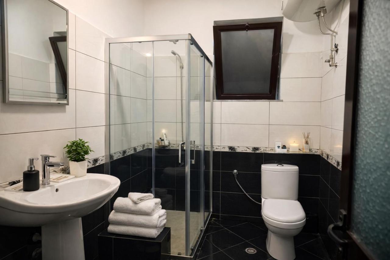 Spacious Triple Room with Balcony - B&B Kamëz