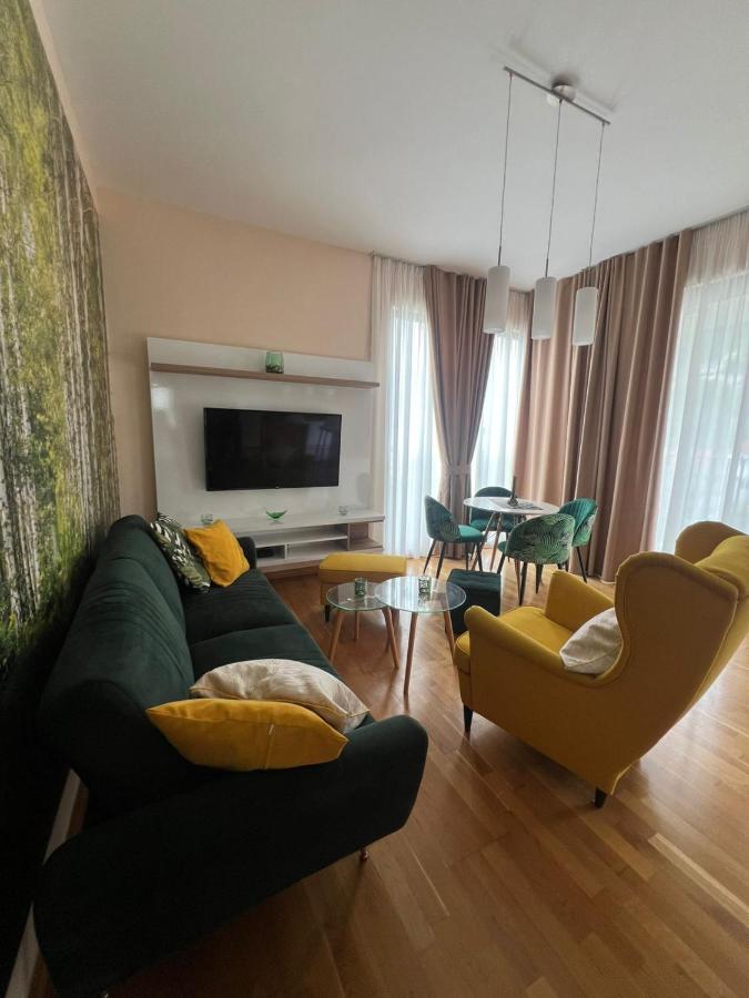 Spacious Green Breeze Apartment - Private Parking - B&B Teodo