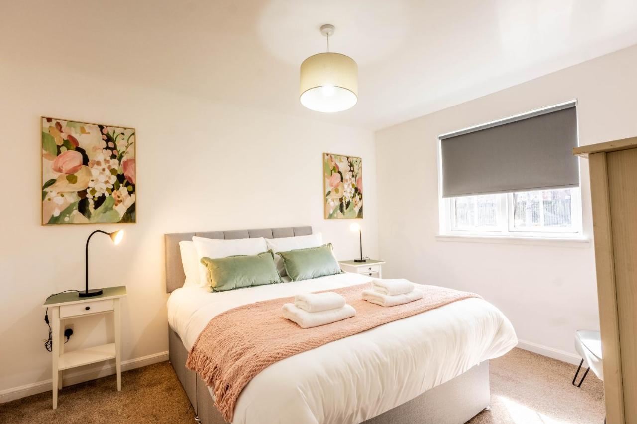 Stylish 2-Bed with Parking -Easy Access to Glasgow - Pass the Keys - B&B Renfrew