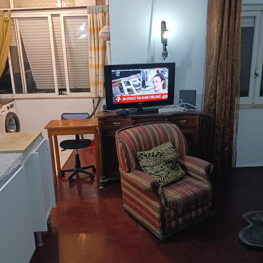 Cheap and big, 4 rooms - B&B Lisbon