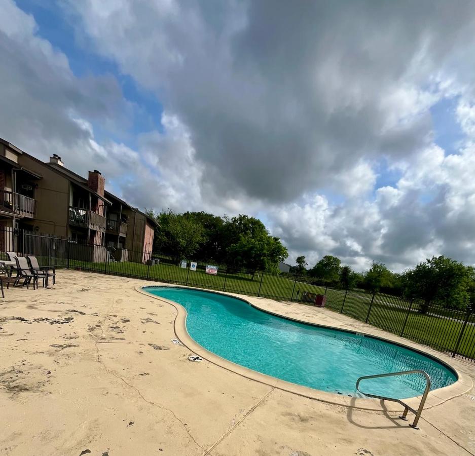 Comfortable Condo Near Major Plants & Beach - Bed and Breakfast Lake Jackson