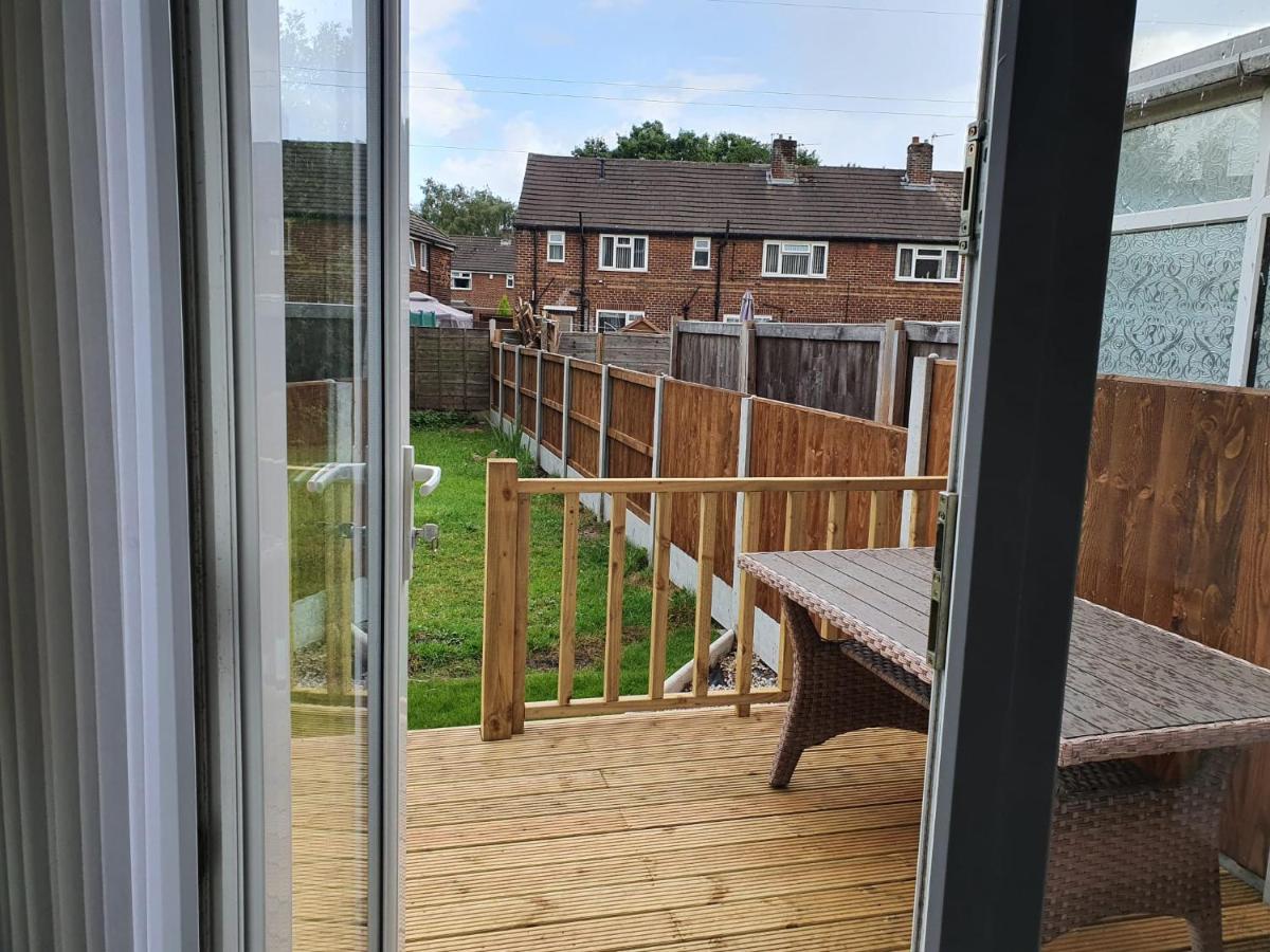 Free Parking - Spacious 3BED Home - 5 mins walk to Clifton Station with Spacious Garden - B&B Manchester