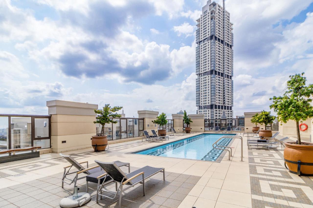 Luxury 1-Bed Apartment at The Michelangelo Sandton - Bed and Breakfast Johannesburg