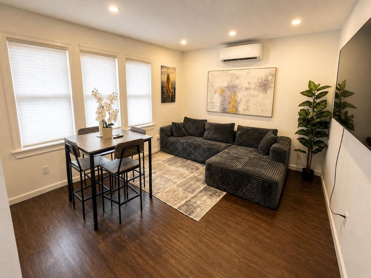 Cozy 2-bedroom with jacuzzi tub in perfect Queens with AC near JFK - Chambres d'hôtes Bellerose Terrace