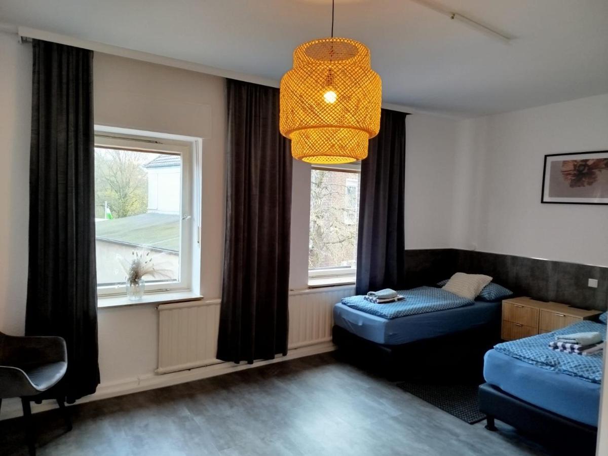 Tweepersoonskamer met 2 Aparte Bedden en Eigen Badkamer