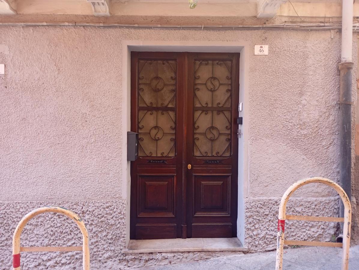 Cagliari Downtown Retreat - Vista Porto - Nel cuore autentico di Cagliari - B&B Cagliari