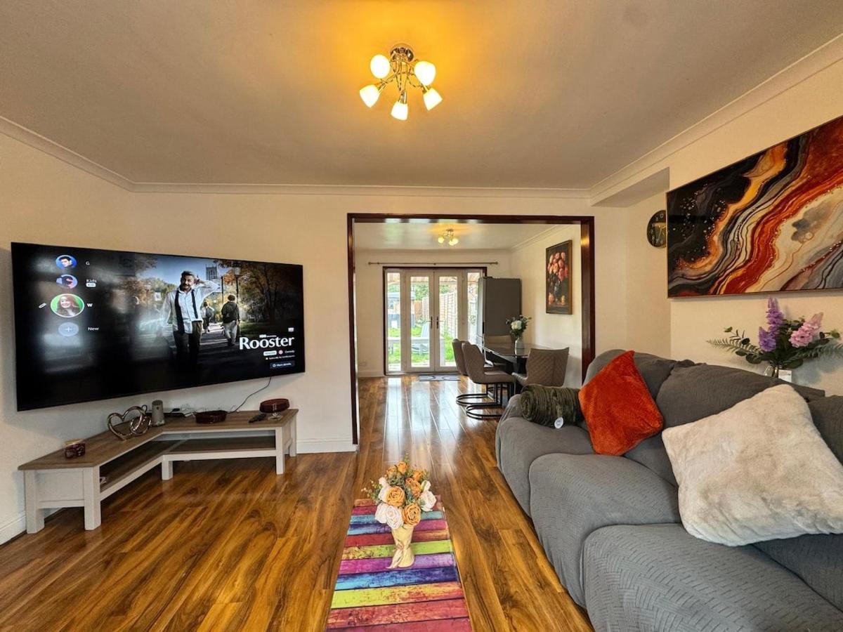 Entire Home Near Gatwick with Free Parking - B&B Ifield