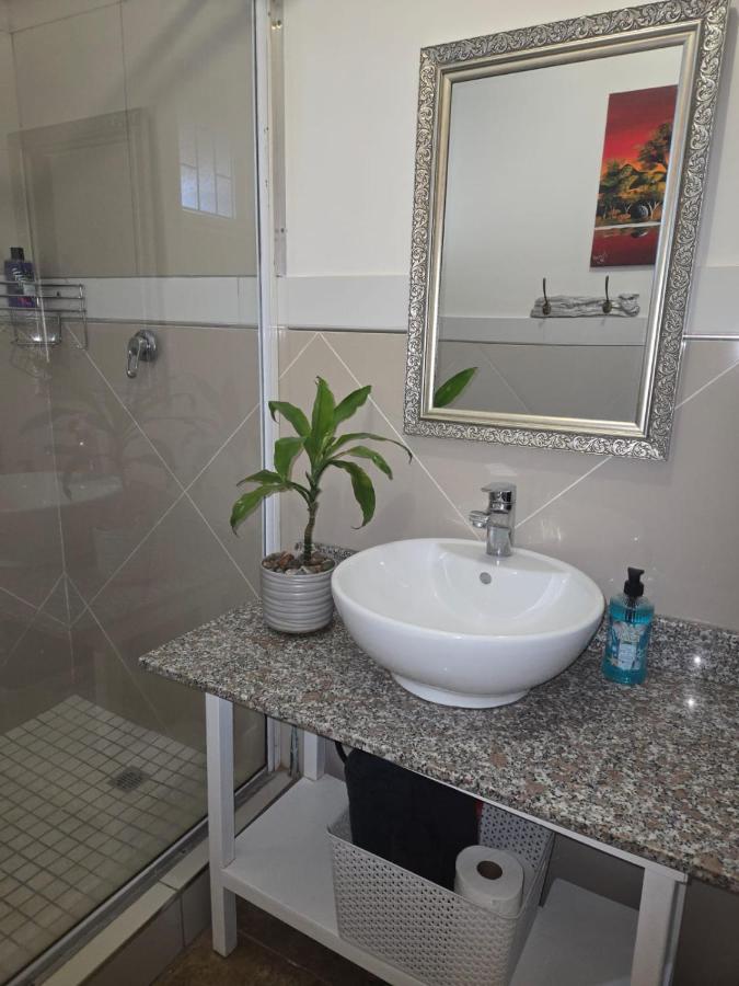 SJ Guest house - B&B Queensburgh