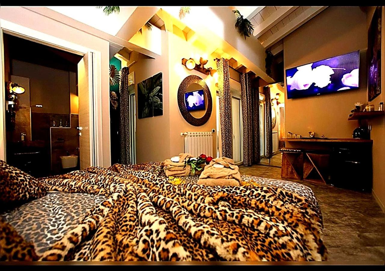 Habitación con cama extragrande.