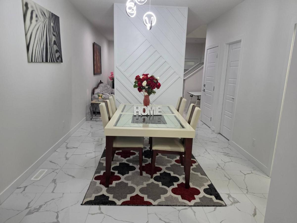 The Blessed Family Home-2Bed rooms 2washrooms - Ferienwohnung Edmonton