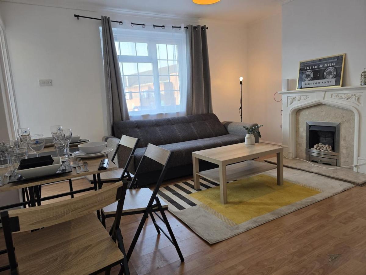 Spacious 3BR Home-Parkingx3, Fast WiFi, Swindon - B&B Swindon