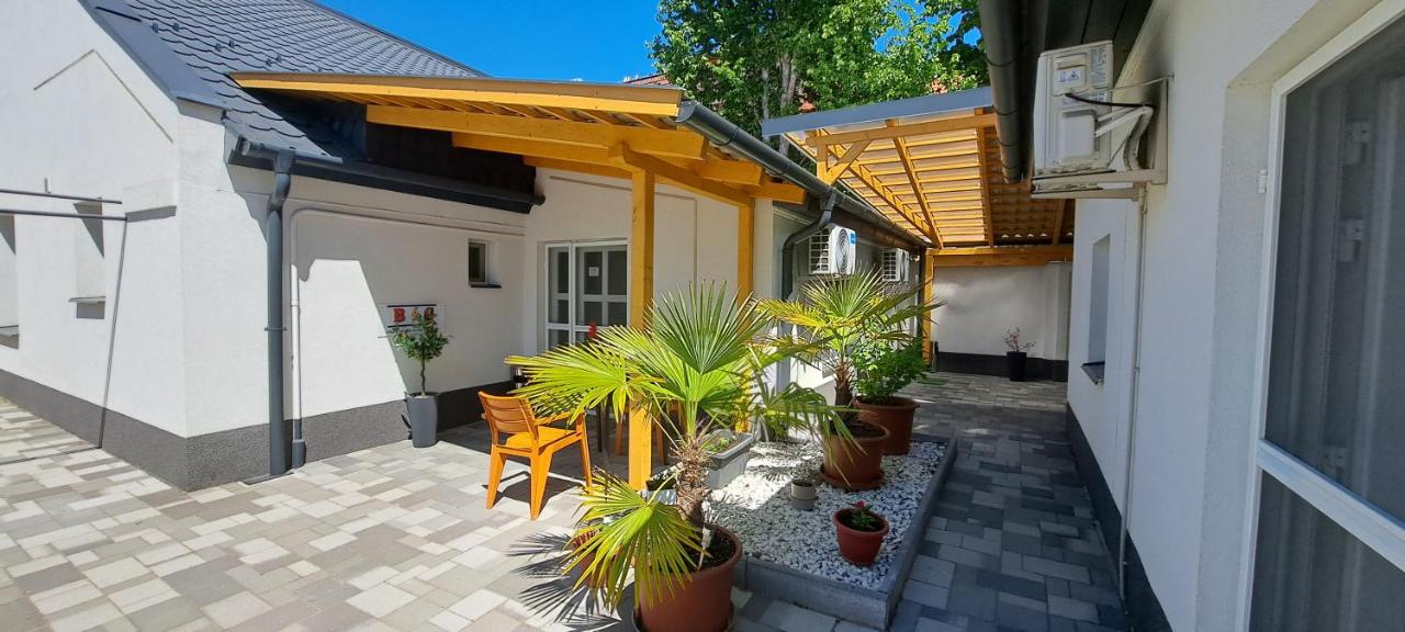 Pompár Magnólia Apartmanok - B&B Seghedino