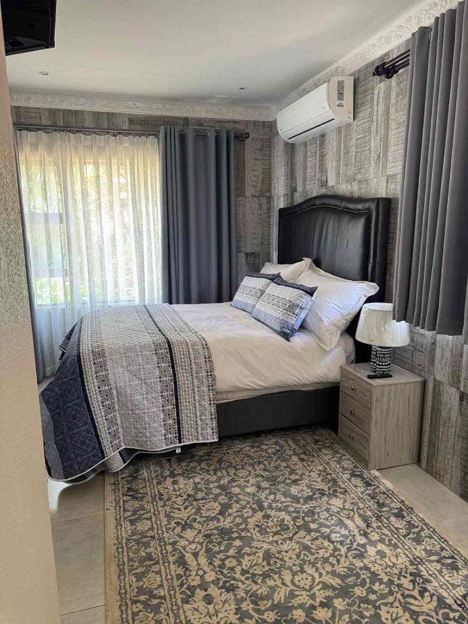 Zimmer mit Queensize-Bett und Gartenblick