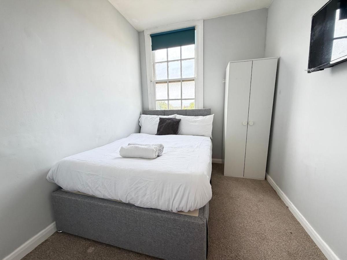 Affordable 6 Bed House Near Chatham Train Station - B&B Chatham