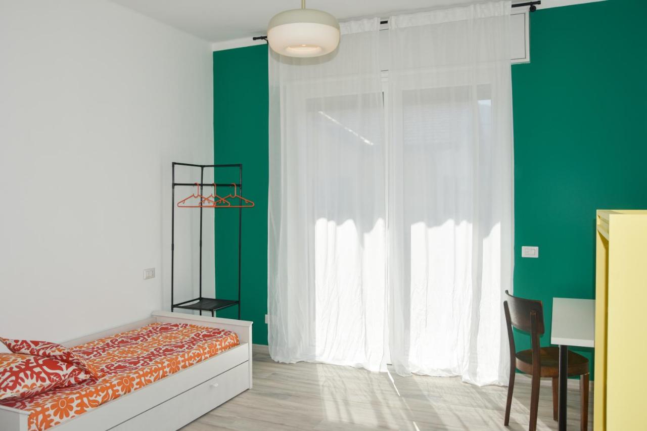 Central & Modern - 2 Bedrooms with Balcony & Parking - Chambres d'hôtes Luino
