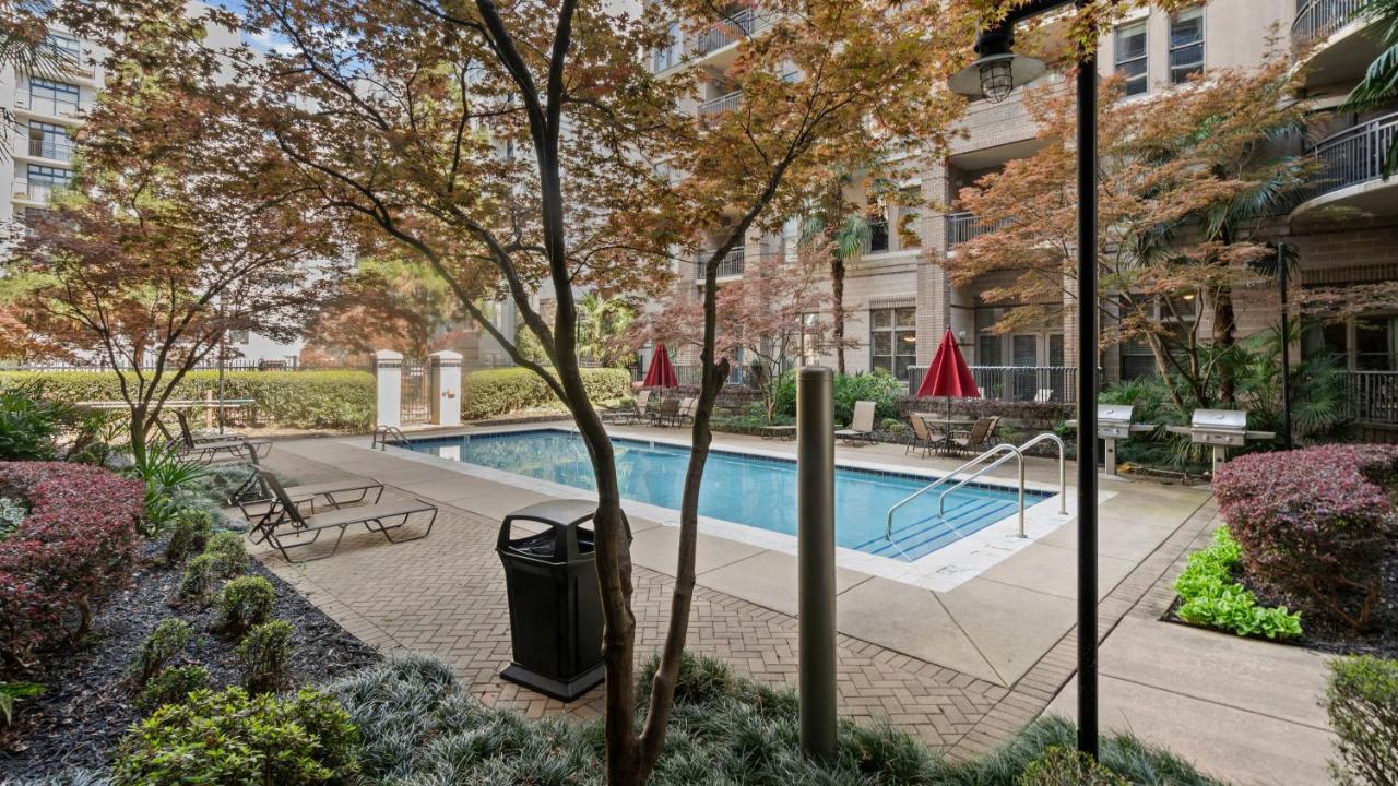 Walk to BOA & Truist, Luxury 2BR with Pool Patio - Chambres d'hôtes Charlotte