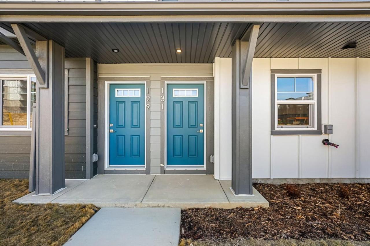 Springbank Hill 3BR Family Townhome near WinSport – King Bed, Bunk Bed, Garage - Chambres d'hôtes Calgary