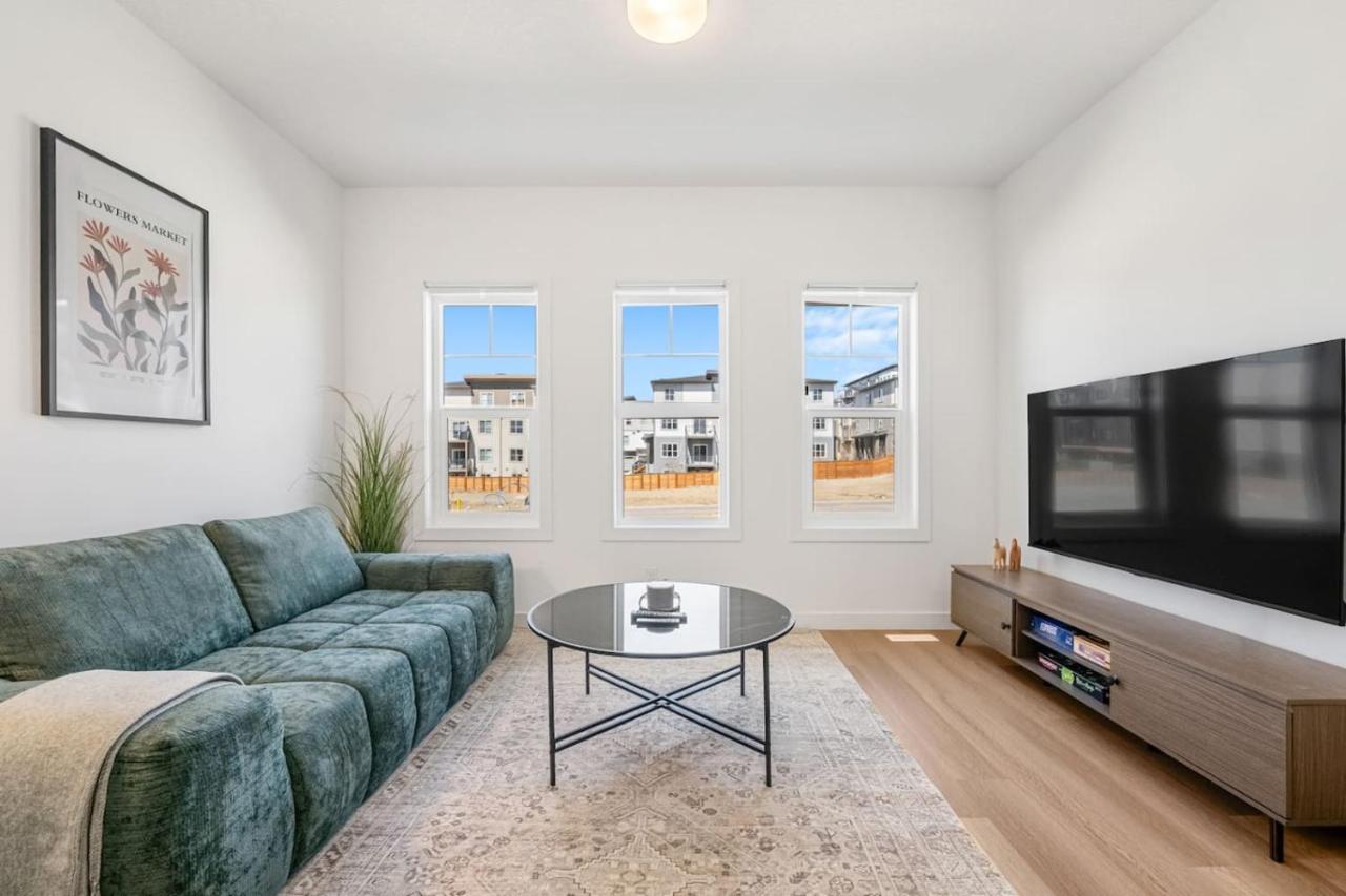 Springbank Hill 3BR Family Townhome near WinSport – King Bed, Bunk Bed, Garage - Chambres d'hôtes Calgary