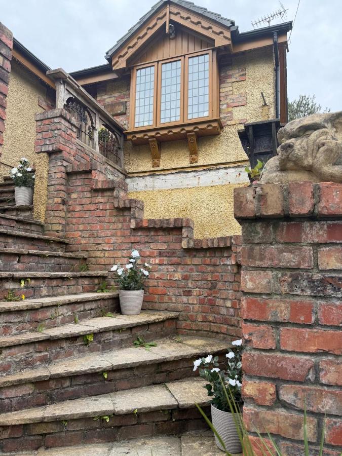Stunning country brick, beach house with hot tub - Chambres d'hôtes Benllech