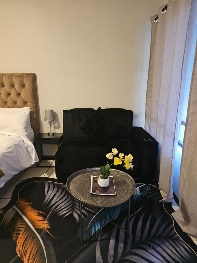 Stunning Apartment In Fourways - B&B Centane
