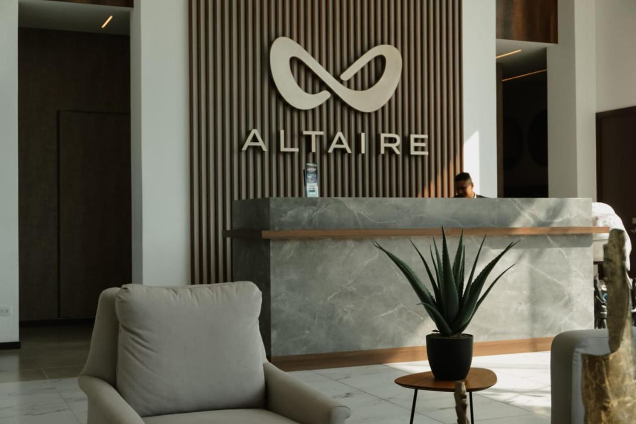 Altaire, Luxury Skyline Apartment with Pool & City Views - Chambres d'hôtes El Arado
