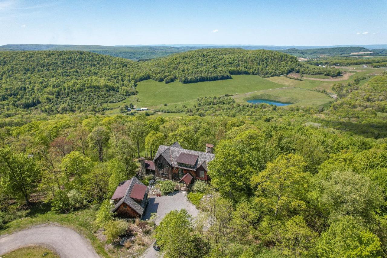 Stunning Luxury Home Direct Ski Access and Hot Tub - B&B McHenry