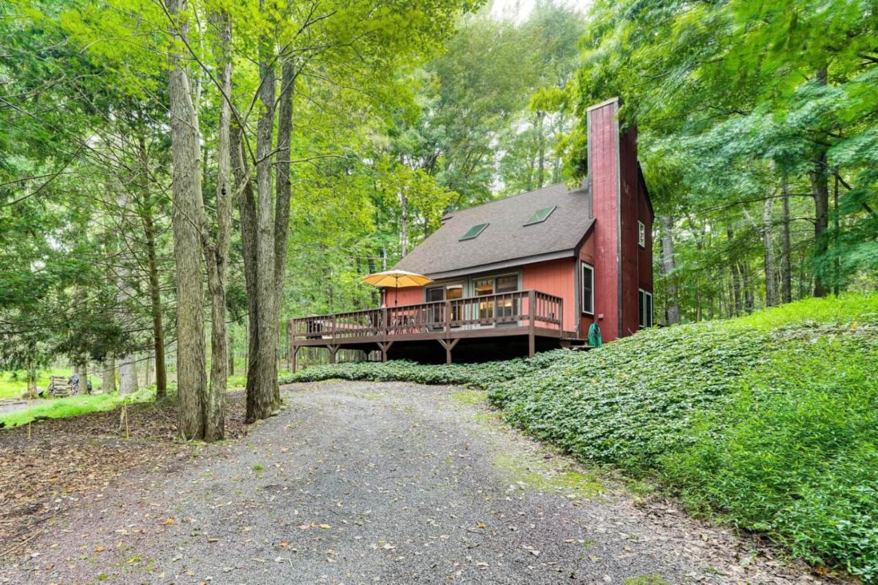 Pine Loch, sleeps 9, 3 bedroom, 2 bath, gas fire pit on deck - B&B Pocono Lake