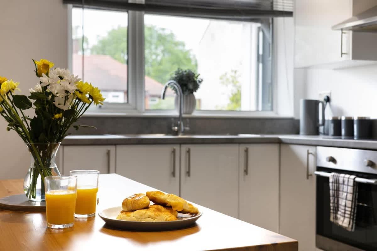 Church Street 3-Bed I Sleeps 5 I Contractors I Wifi I Parking - Chambres d'hôtes Hednesford