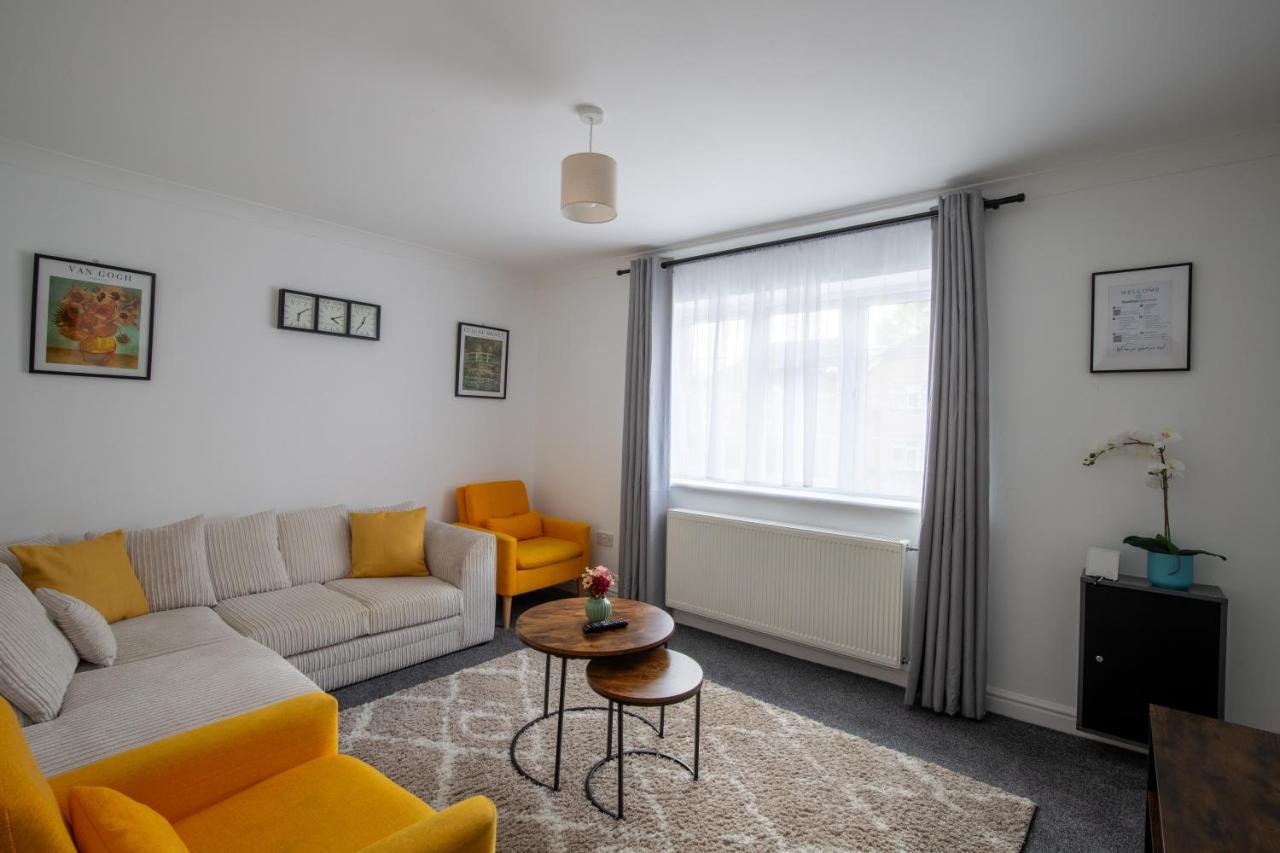 Modern Detached 4-Bedroom 2-Bath Home, Guildford - B&B Stoughton