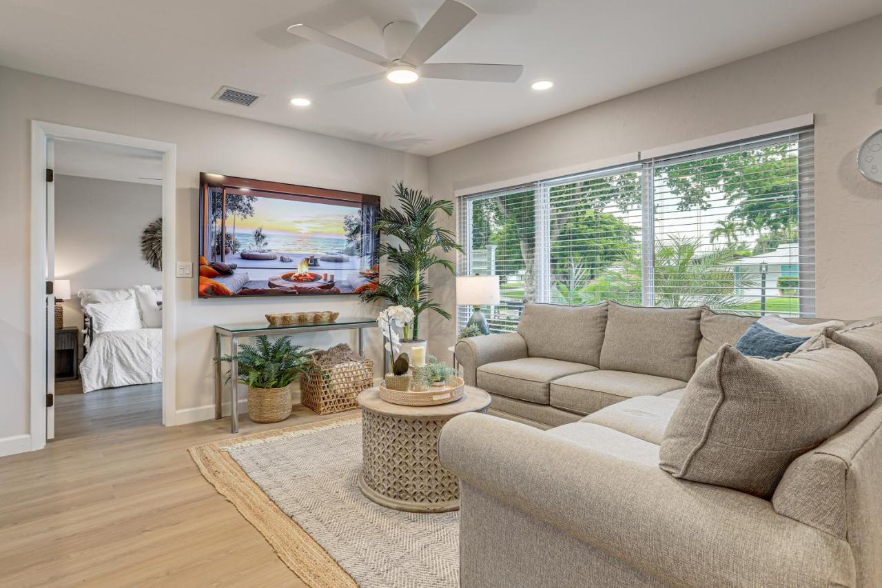 Completedly Renovated Pool: Home Minutes to Beach! - Bed and Breakfast North Palm Beach