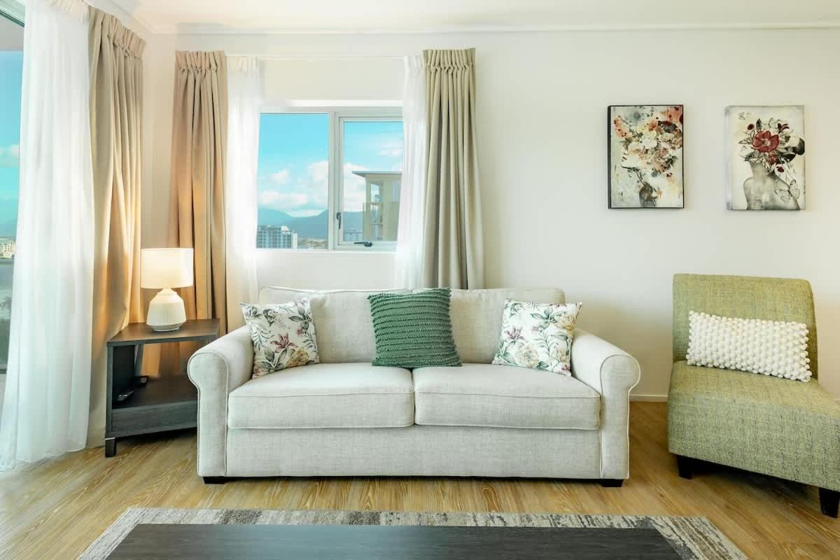 Cairns City & Ocean View, 1 BR Sleeps 4 Spacious Apt - B&B Cairns